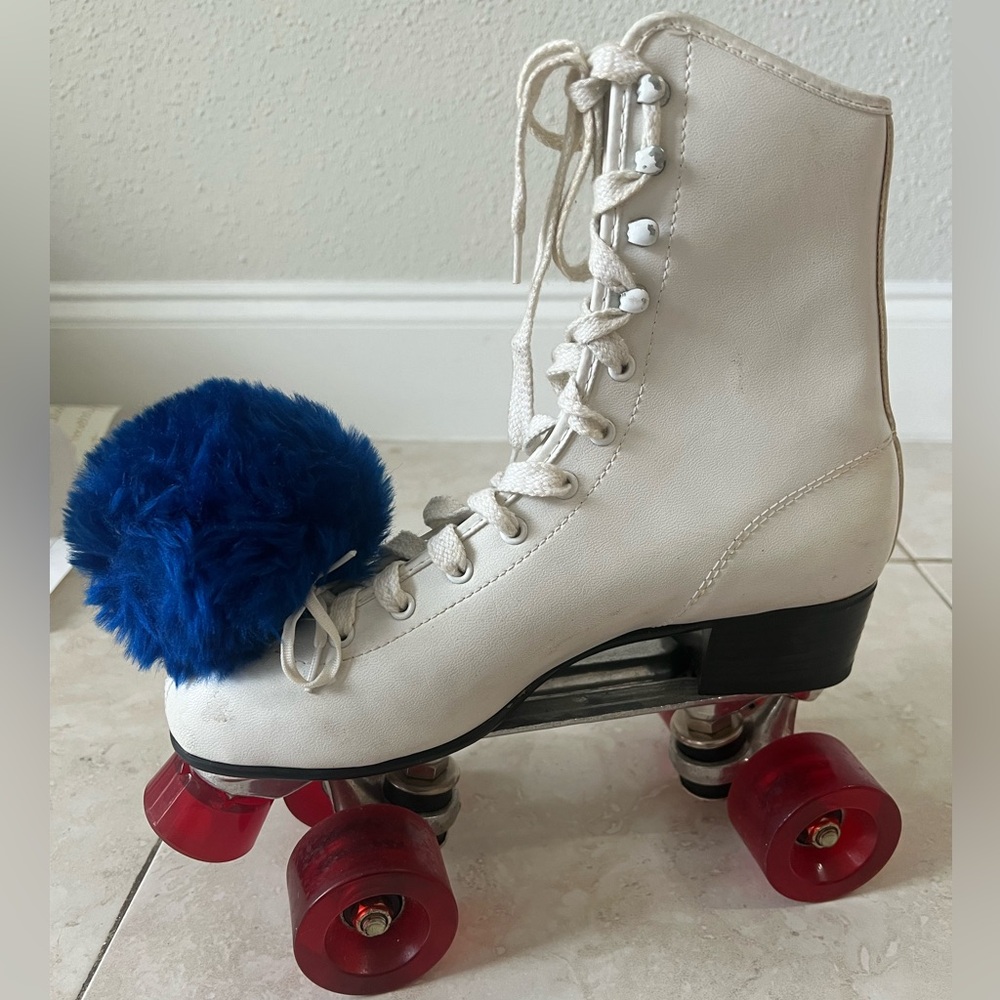CHICAGO 1970s vintage roller skates with pompoms